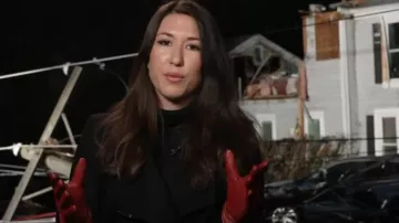 Abrigo cruzado de lana rosa de Ted Baker usado por Marissa Parra como se ve en Today el 11 de diciembre de 2023
