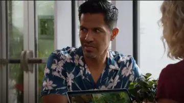 Allsaints Biar­ritz Flo­ral Shirt worn by Thomas Magnum (Jay Hernandez) as seen in Magnum P.I. (S05E18)