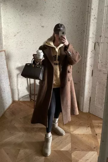 Casquette de baseball Céline portée par Leonie Hanne sur sa Story Instagram le 12 décembre 2023