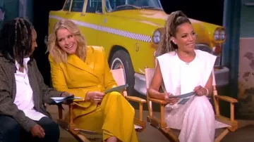 Top sin mangas con detalle de pliegues Proenbza Schouler usado por Sunny Hostin como se ve en The View el 11 de diciembre de 2023