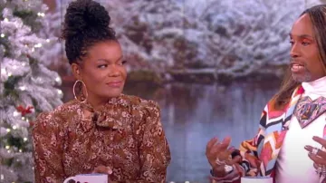 Blusa de seda Paige Marcela usada por Yvette Nicole Brown vista en The View el 12 de diciembre de 2023
