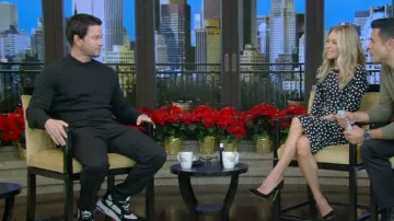 Zapato de origen municipal usado por Mark Wahlberg como se vio en LIVE with Kelly and Mark el 12 de diciembre de 2023
