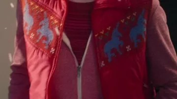 Chaleco rojo con estampado de unicornio usado por CC (Emma Myers) como se ve en Family Switch