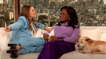 Stella mccartney Blouse en soie à col noué Net Sustain portée par Drew Barrymore comme on le voit dans The Drew Barrymore Show ;le 13 décembre 2023