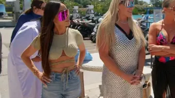 Jacquemus Kaki Le Papier 'Le T-Shirt Baci' T-Shirt porté par Angie Katsanevas dans The Real Housewives of Salt Lake City (S04E14)