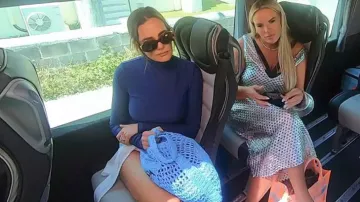 Christian Dior livre fourre-tout brodé toile moyenne portée par Heather Gay comme on le voit dans The Real Housewives of Salt Lake City (S04E14)