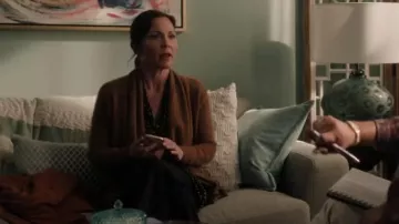 Suéter de cárdigan de Madewell Kent usado por Margaret Reed (Kelli Williams) como se ve en Found (T01E11)