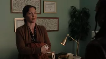 Scotch & Soda Lightweight Ribbon Collar Shirt usado por Margaret Reed (Kelli Williams) como se ve en Found (S01E11)
