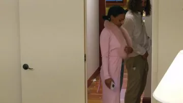 Nana Jacqueline Francesca Cardigan en tricot porté par Jordan Emanuel comme on le voit dans Winter House (S03E07)