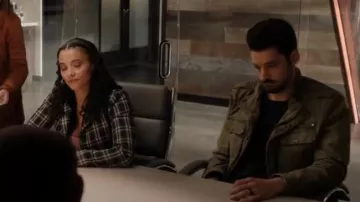 Veste militaire en sergé inversé de Levi’s portée par Dhan Rana (Karan Oberoi) comme on le voit dans Found (S01E11)