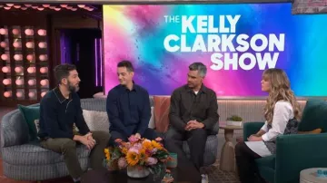 Camisa de sarga de Burberry con parches bordados usada por Cash Warren como se ve en The Kelly Clarkson Show el 6 de diciembre de 2023