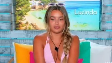Shein Swim Mod Swiss Dot Bikini Set Beaded Linked Halter Triangle Bra & Tie Side Bottom usado por Lucinda Strafford como se ve en Love Island Australia