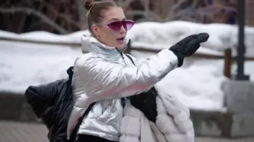 Chaqueta de esquí repelente al agua de H&M usada por Amanda Batula como se ve en el programa de televisión Winter House (Temporada 3, Episodio 7)