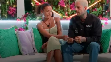 Perfect Stranger Moon Robe mi-longue en tricot contrasté Sage portée par Tyra Johannes comme on le voit dans Love Island Australie (S05E27)