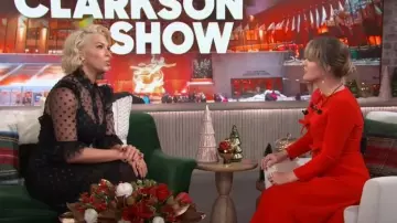 The Vampire’s Wife Le chemisier en tulle à pois arc-en-ciel noir porté par Hannah Waddingham dans The Kelly Clarkson Show le 13 décembre 2023