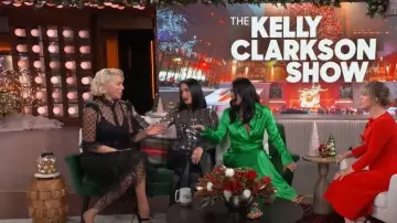 The Vampire’s Wife La jupe mi-longue en tulle à pois arc-en-ciel noir portée par Hannah Waddingham dans The Kelly Clarkson Show le 13 décembre 2023