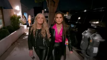 Kurt Geiger Rainbow Shop Mini Kensington Velvet Bag usado por Kyle Richards como se ve en The Real Housewives of Beverly Hills (T13E08)