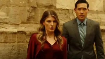 Blouse en soie Popover à col bande Vince portée par Addison Augustine (Caitlin Bassett) comme on le voit dans Quantum Leap (S02E08)