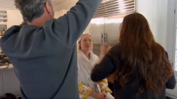 Peignoir Versace en coton à logo porté par Erika Jayne dans The Real Housewives of Beverly Hills (S13E08)