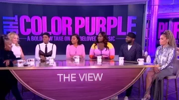 Falda larga de lana merino de Michael Kors Collection usada por Sunny Hostin como se ve en The View el 13 de diciembre de 2023