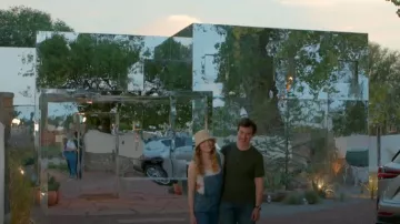 Free People Ziggy Denim Overalls Zafiro usado por Whitney Siegel (Emma Stone) como se ve en The Curse (T01E06)