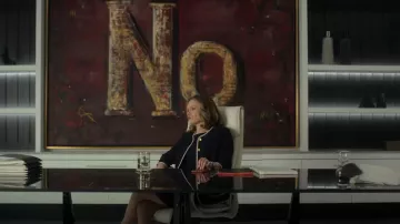 Chaqueta Brooks Brothers Tweed Boucle usada por Lorraine Lyon (Jennifer Jason Leigh) como se ve en Fargo (S05E05)