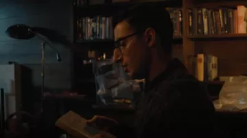 Suéter de cachemira acanalada y mezcla de mohair de Loro Piana usado por Oliver (Ryan J. Haddad) como se ve en Un asesinato en el fin del mundo (T01E06)