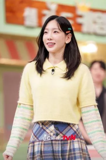 Covernat Collar Angora Half Knit worn by Taeyeon at Amazing Saturday Ep. 294 on December 16, 2023