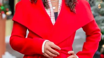 Abrigo rojo usado por April (Lyndie Greenwood) en Magic in Mistletoe