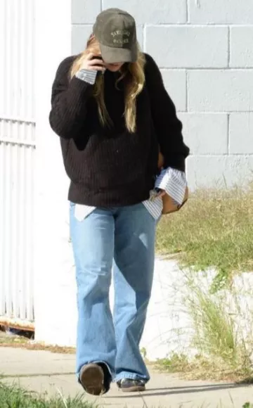 La Ligne The Isadora Jean usada por Olivia Wilde en La el 6 de diciembre de 2023