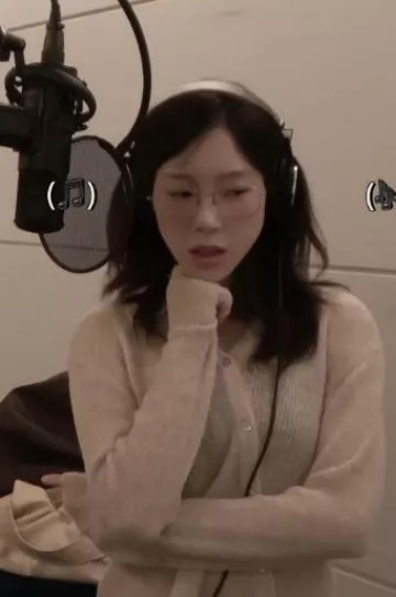 Depound Pera Bag worn by Taeyeon at To X. Recording Behind the Scenes on December 13, 2023