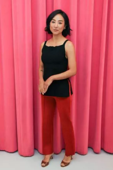 Les mules en cuir de veau Manolo Blahnik Jadarona portées par Greta Lee au Hammer Museum présentent la série de projections Moma Contenders 2023 Past Lives le 13 décembre 2023