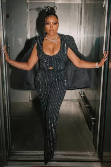 Cristal à fines rayures Sol Angelann porté par Taraji P. Henson lors de l’afterparty de la couleur pourpre le 6 décembre 2023