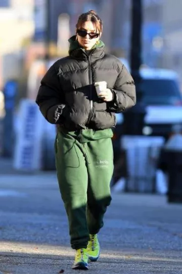 Chaqueta Thirty Years Ultra Puff usada por Emily Ratajkowski en Nueva York el 13 de diciembre de 2023