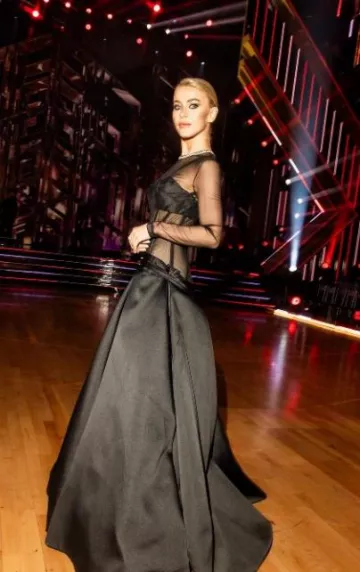 Versace Medusa '95 Robe bustier plissée portée par Julianne Hough lors de la finale de la saison 32 de Dancing with the Stars le 6 décembre 2023