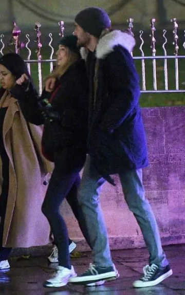 Salomon Xt-6 Lunar Rock/Dark Sapphire/Rubber usado por Sophie Turner en Londres el 7 de diciembre de 2023