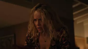 Anthropologie Deep-V Tu­nic Blouse worn by Sandra (Andrea Anders) as seen in Bookie (S01E05)