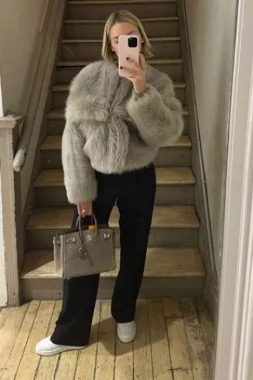 Funda de silicona para iPhone de Apple usada por Morgan Stewart en su historia de Instagram el 13 de diciembre de 2023