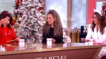 Vestido Markarian Aretha de manga larga con adornos de plumas usado por Sunny Hostin como se ve en The View el 15 de diciembre de 2023