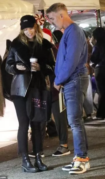 Chaqueta de piel de oveja Velocite de Acne Studios usada por Olivia Wilde en Los Ángeles el 7 de diciembre de 2023