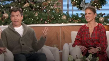 Antonio Melani Karla Mini vestido de tafetán a cuadros con cuello en V con cinturón de lazo usado por Natalie Morales como se vio en The Talk el 8 de diciembre de 2023