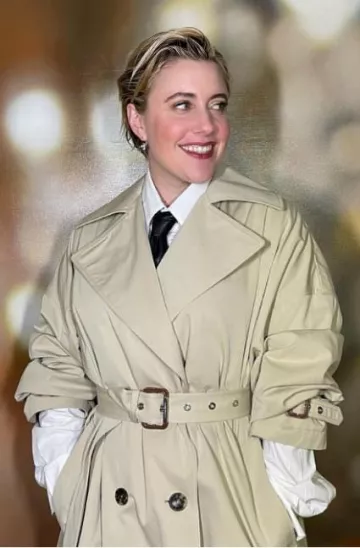 Gabardina Alexander McQueen Cocoon Sleeve en beige pálido usada por Greta Gerwig en su publicación de Instagram el 7 de diciembre de 2023