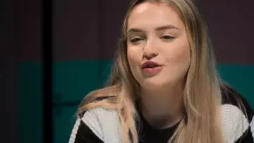 Love Tree Check­ered V-neck Cardi­gan worn by 134 (Dani Templet) as seen in Squid Game: The Challenge (S01E02)