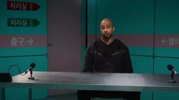 Nike Tech Fleece Full Zip Win­drun­ner Hood­ie worn by TJ Stukes as seen in Squid Game: The Challenge (S01E03)
