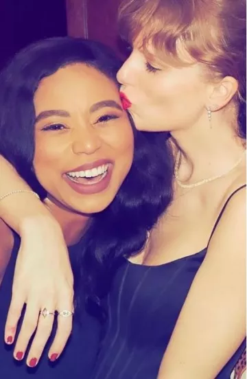 Vrai Linked Ten­nis Ear­ring worn by Taylor Swift on her Instagram Post on, December 13, 2023