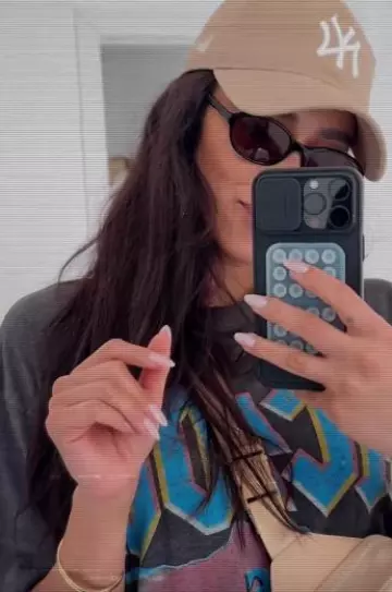 47 Brand New York Yankees Beige Mlb Clean Up Cap usado por Shay Mitchell en su historia de Instagram el 16 de diciembre de 2023