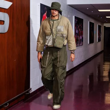 Pantalones holgados militares de color verde oliva confeccionados usados por Kyle Kuzma en la cuenta de Instagram @kuz