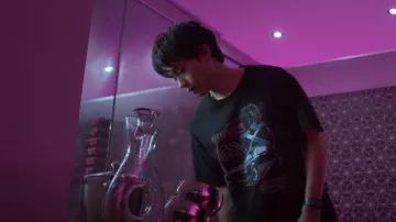 T-shirt Buick GNX d’Urban Outfitters porté par Felix (Jordan Mendoza) tel qu’on le voit dans Neon (S01E05)