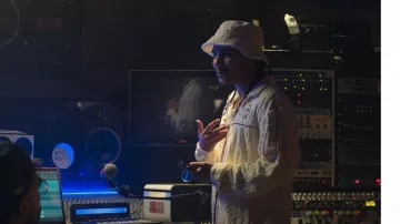 Chaqueta deportiva H&M Relaxed Fit Terry usada por Santi (Tyler Dean Flores) como se ve en Neon (S01E05)