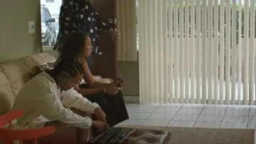 Pantalones cortos de felpa de ajuste regular de H&M usados por Santi (Tyler Dean Flores) como se ve en Neon (S01E05)